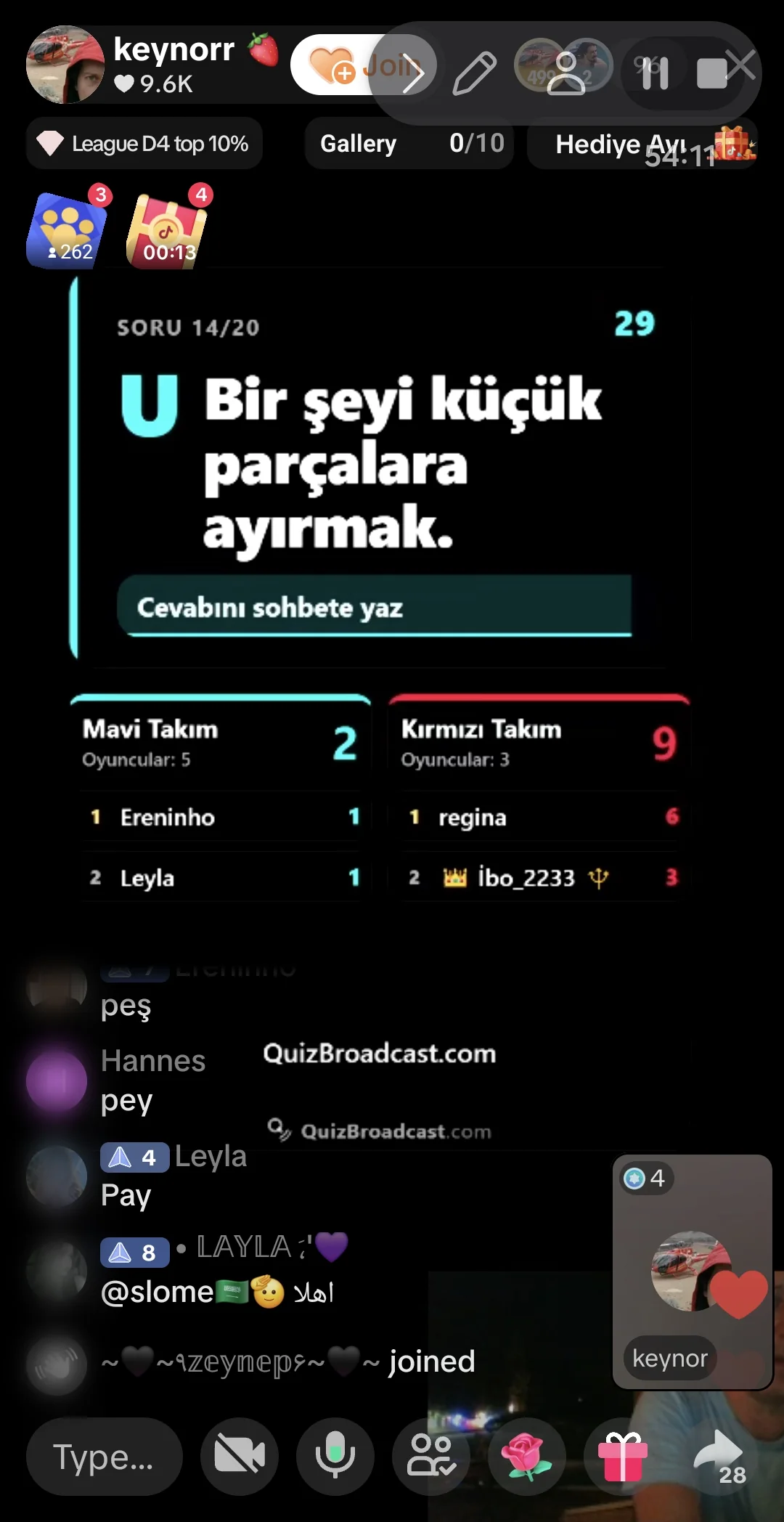Một buổi LIVE TikTok thật khi câu hỏi đang mở: màn hình đố vui phủ lên camera của streamer, bảng điểm của cả hai đội, và ba người xem trong chat bên dưới đang đua nhau gõ cùng một đáp án.